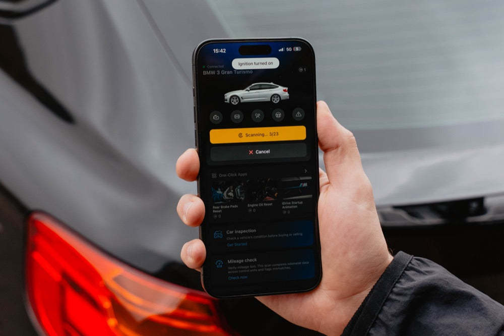 Someone reads a Mercedes with the OBDeleven app next to the car